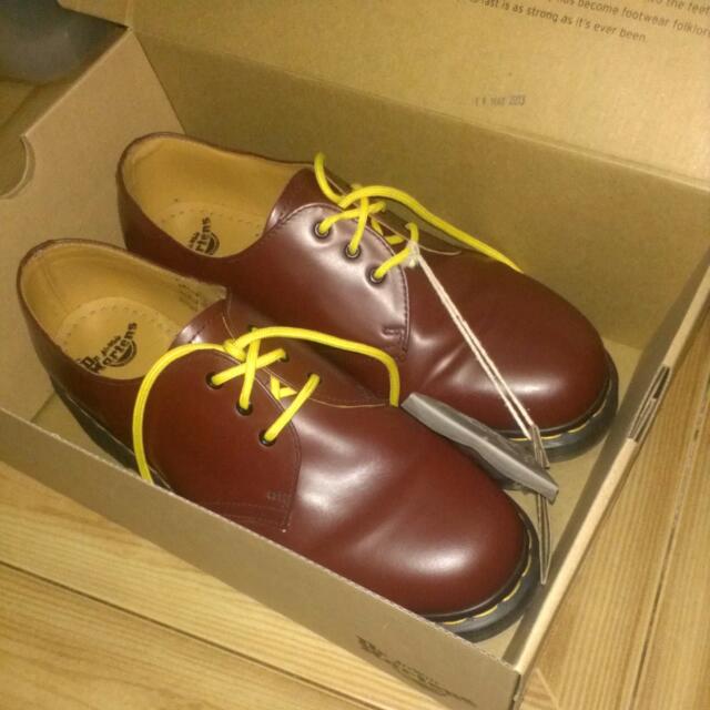 dr martens 146 mens cherry red