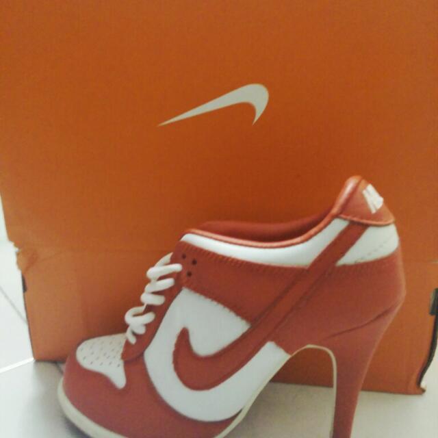 Red shop nike heels