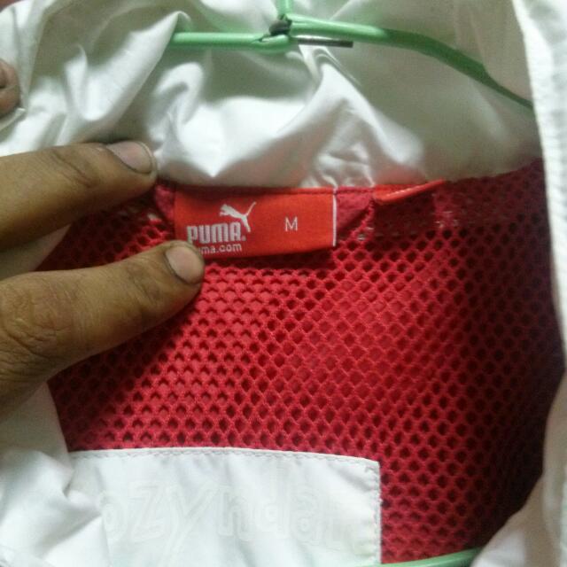 Authentic Puma Jacket (Category: Sneakers) located in Singapore. Submitted by t.shafiq (Listing ID 2106962, Image 3). Description: .