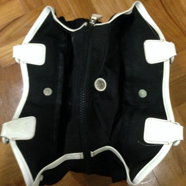 Agnes B (Category: Bags & Wallets) located in Singapore. Submitted by authentickelly (Listing ID 2129786, Image 2). Description: .