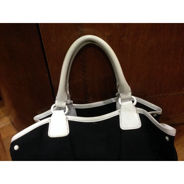 Agnes B (Category: Bags & Wallets) located in Singapore. Submitted by authentickelly (Listing ID 2129786, Image 3). Description: .