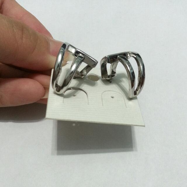 Interlocking Earrings (Category: Earrings) located in Singapore. Submitted by kimodett (Listing ID 2239784, Image 2). Description: .