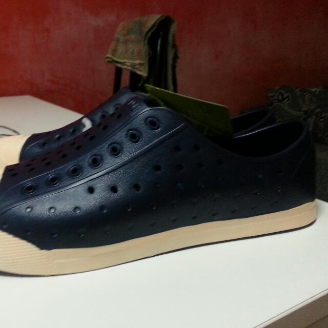 rubber shoes like crocs