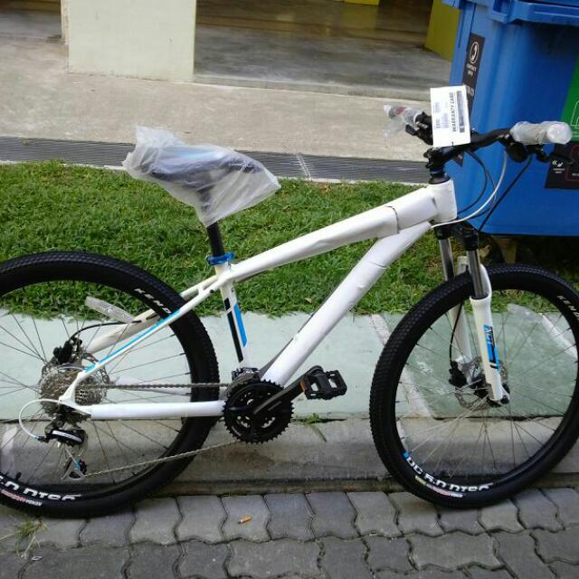 Brand new with warranty cannondale trail 6, Sports Equipment, Bicycles