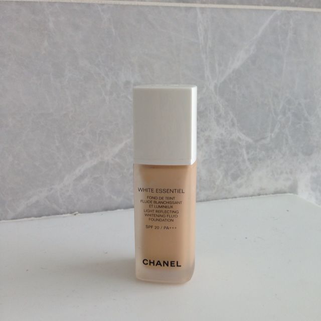 Review: Chanel White Essential Light Reflecting Whitening Compact