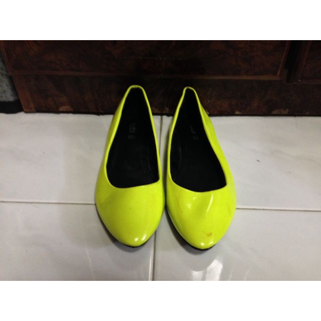 Cheap yellow flats new arrivals