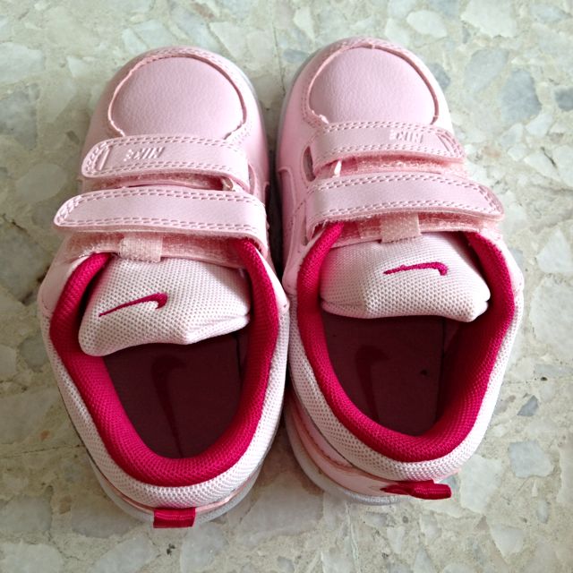 nike kids pink shoes