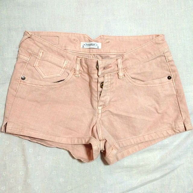 Pull & Bear Shorts (Category: Shorts) located in Singapore. Submitted by chipsdome (Listing ID 3554776, Image 1). Description: .