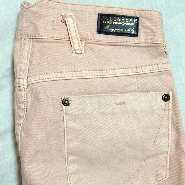 Pull & Bear Shorts (Category: Shorts) located in Singapore. Submitted by chipsdome (Listing ID 3554776, Image 4). Description: .