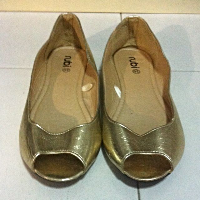 Gold Open toe Flats Women s Fashion Footwear Flats on Carousell