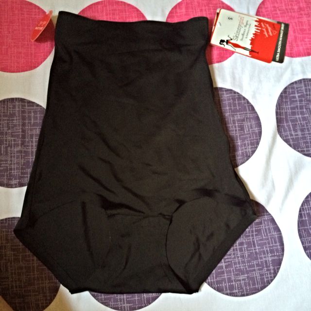 https://media.karousell.com/media/photos/products/2014/05/17/skinnygirl_seamless_shaping_underwear_1400314019_96691f98.jpg