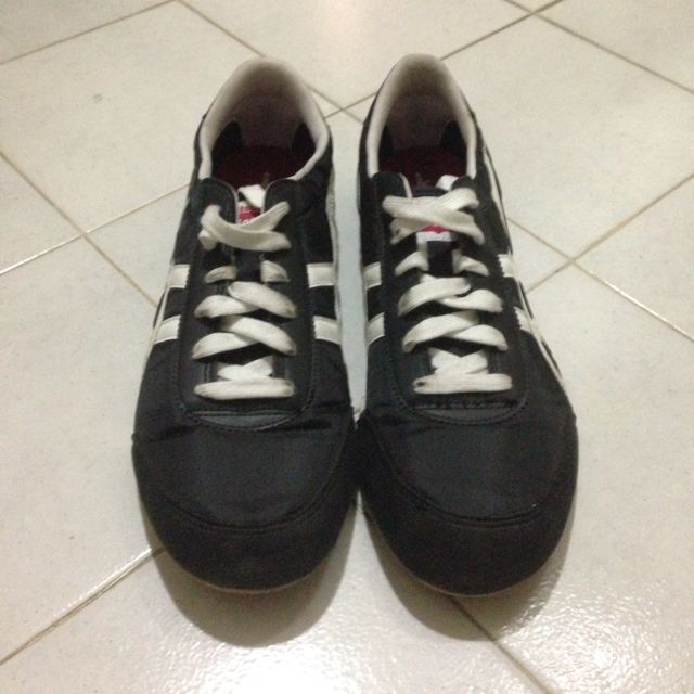 Onitsuka Tiger (Category: Sneakers) located in Singapore. Submitted by vibewiththis (Listing ID 3917578, Image 2). Description: .