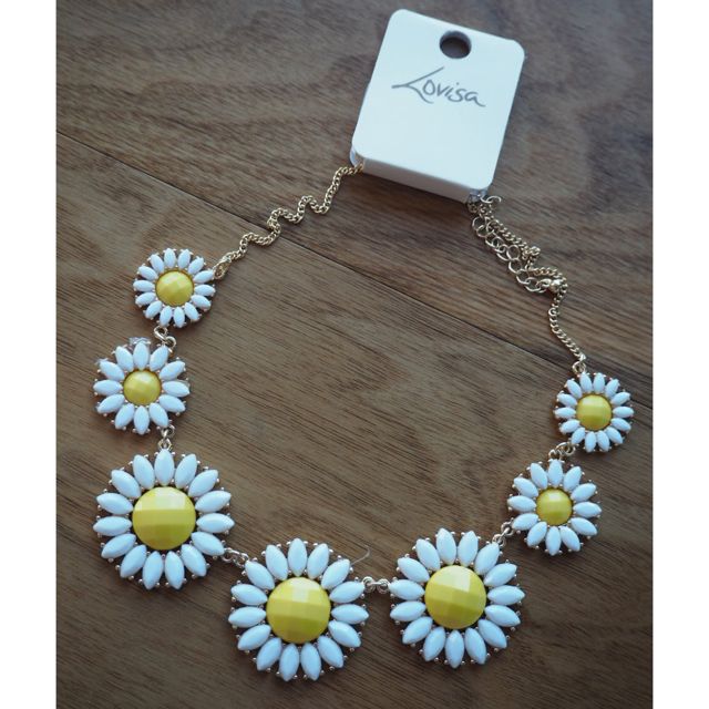 Daisy sales statement necklace