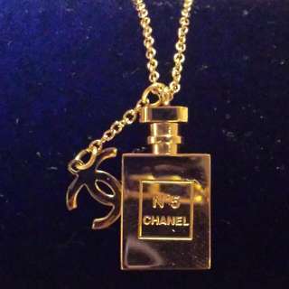 BN Inspired Necklace
1.No.5 Chanel necklace
2.Chanel Chain necklace
3.Cartier Chain necklace

Color : Rose Gold

Strictly No Trade

No.5 Chanel Necklace   SOLD
