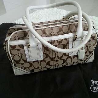 Price Reduced For Fast Deal!!
Coach Tote Authentic. 
Condition: 9/10, Colour: White Handles.  Size: Med. 
Good Condition. Bought it at $900.