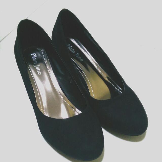 plain black pumps