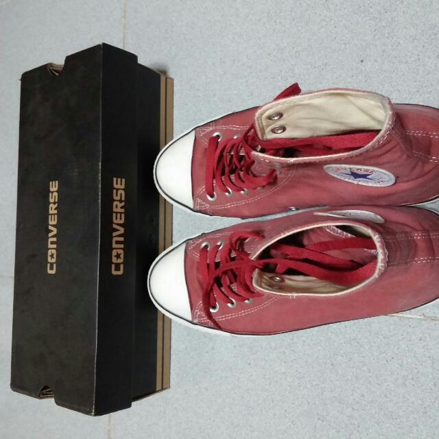Authentic Red Converse (Category: Everything Else) located in Singapore. Submitted by elijahmikaelson (Listing ID 4632130, Image 1). Description: .