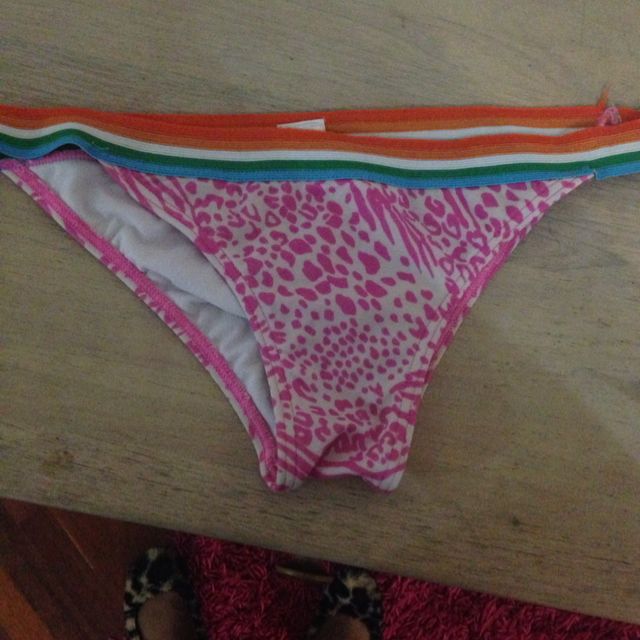 Roxy Bikini (Category: Bikinis & Swimsuits) located in Kuala Lumpur. Submitted by gettingridofthingsidontuse95 (Listing ID 2747307, Image 2). Description: .