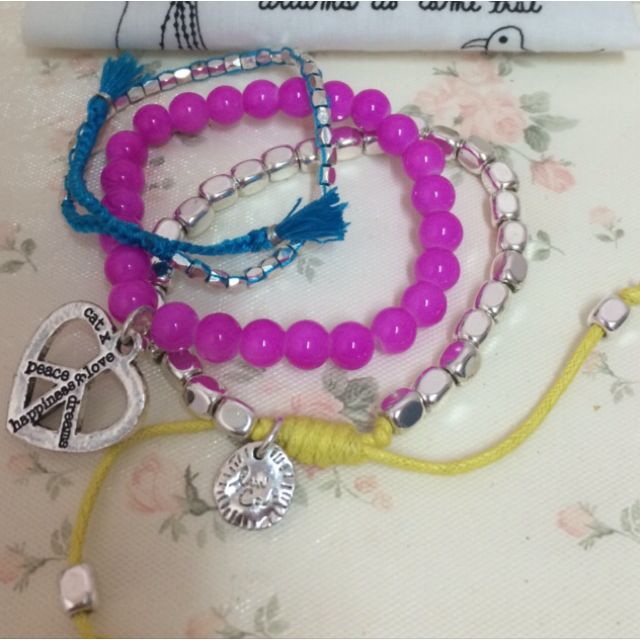 Cat Hammill Bracelet Set Women S Fashion On Carousell