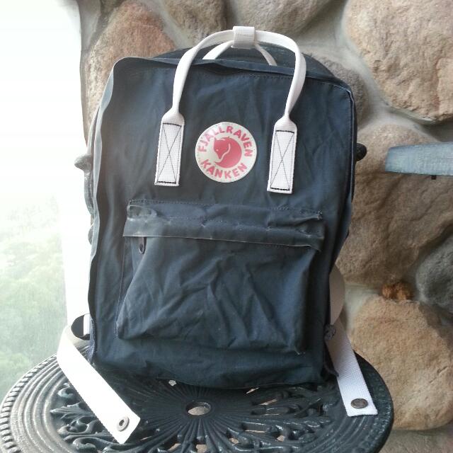 Navy white kanken outlet