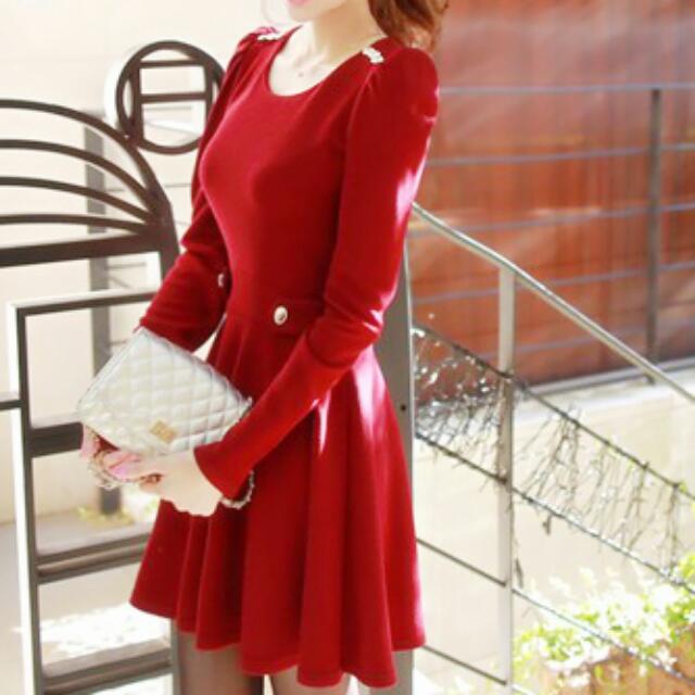 Red dress and gold clearance accessories