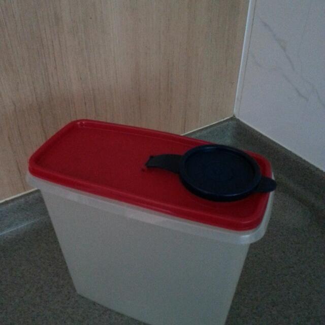 Tupperware Container (Category: Water Purifers & Dispensers) located in Singapore. Submitted by prettyman (Listing ID 4966558, Image 2). Description: .