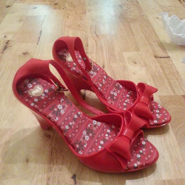Red bow wedges discount
