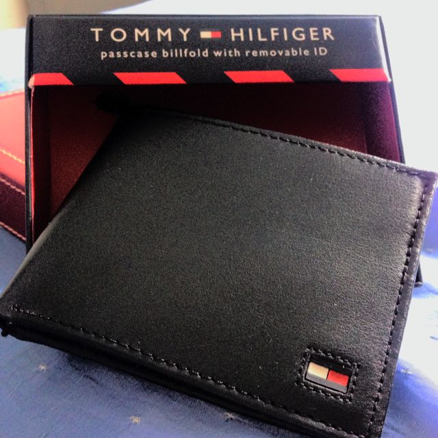 tommy hilfiger passcase billfold wallet