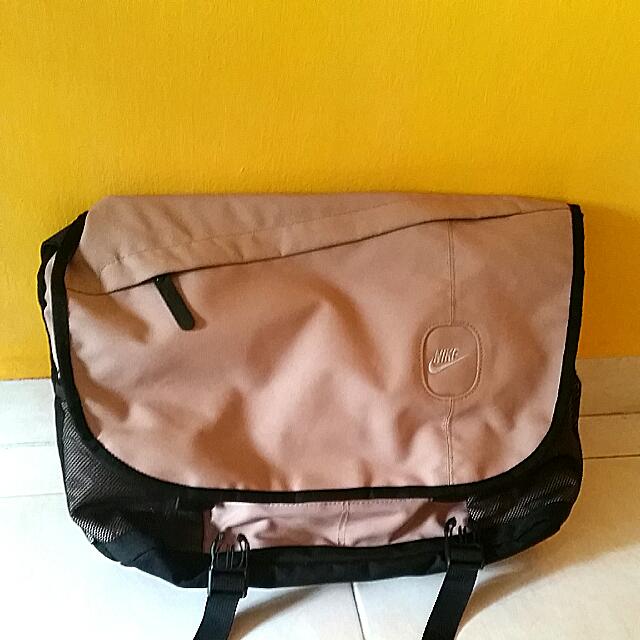 nike laptop messenger bag