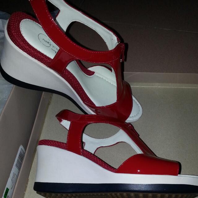 Red patent clearance wedges