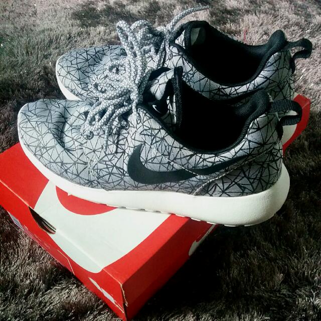 Roshe run geometric outlet