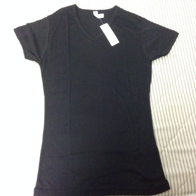 V Neck Black Basic (Category: Sleep and Loungewear) located in Singapore. Submitted by jokerman (Listing ID 6248734, Image 1). Description: .