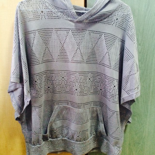 Oversize Pullover (Category: Coats, Jackets and Outerwear) located in Singapore. Submitted by runwaynote (Listing ID 6623100, Image 1). Description: .