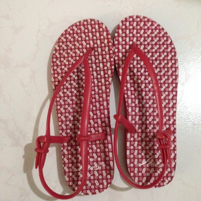 levi flip flops womens