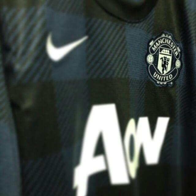 Man Utd 3rd Kit 13 14 Men S Fashion On Carousell