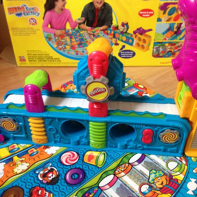 Play doh mega fun factory clearance playset with moving conveyor belt