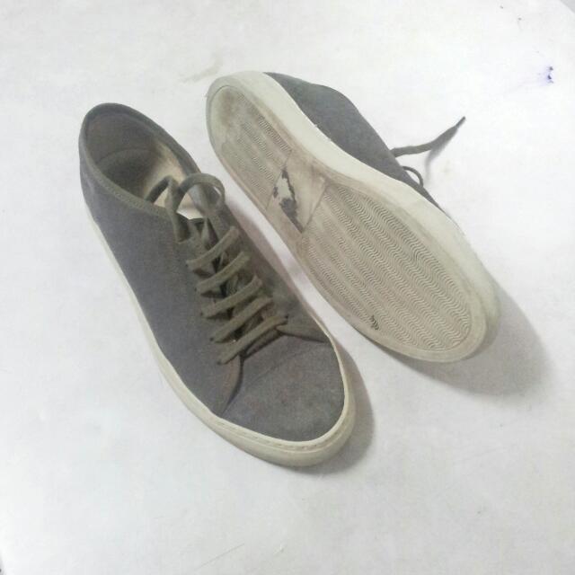 COMMON PROJECT (Category: Sneakers) located in Singapore. Submitted by thewhitebox (Listing ID 7690521, Image 1). Description: .
