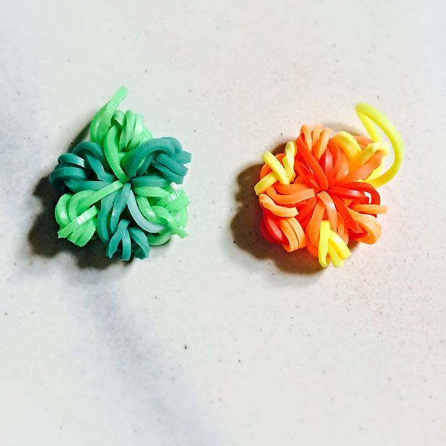 Green Flower And Fiery Red Flower Rainbow Loom Charms Design