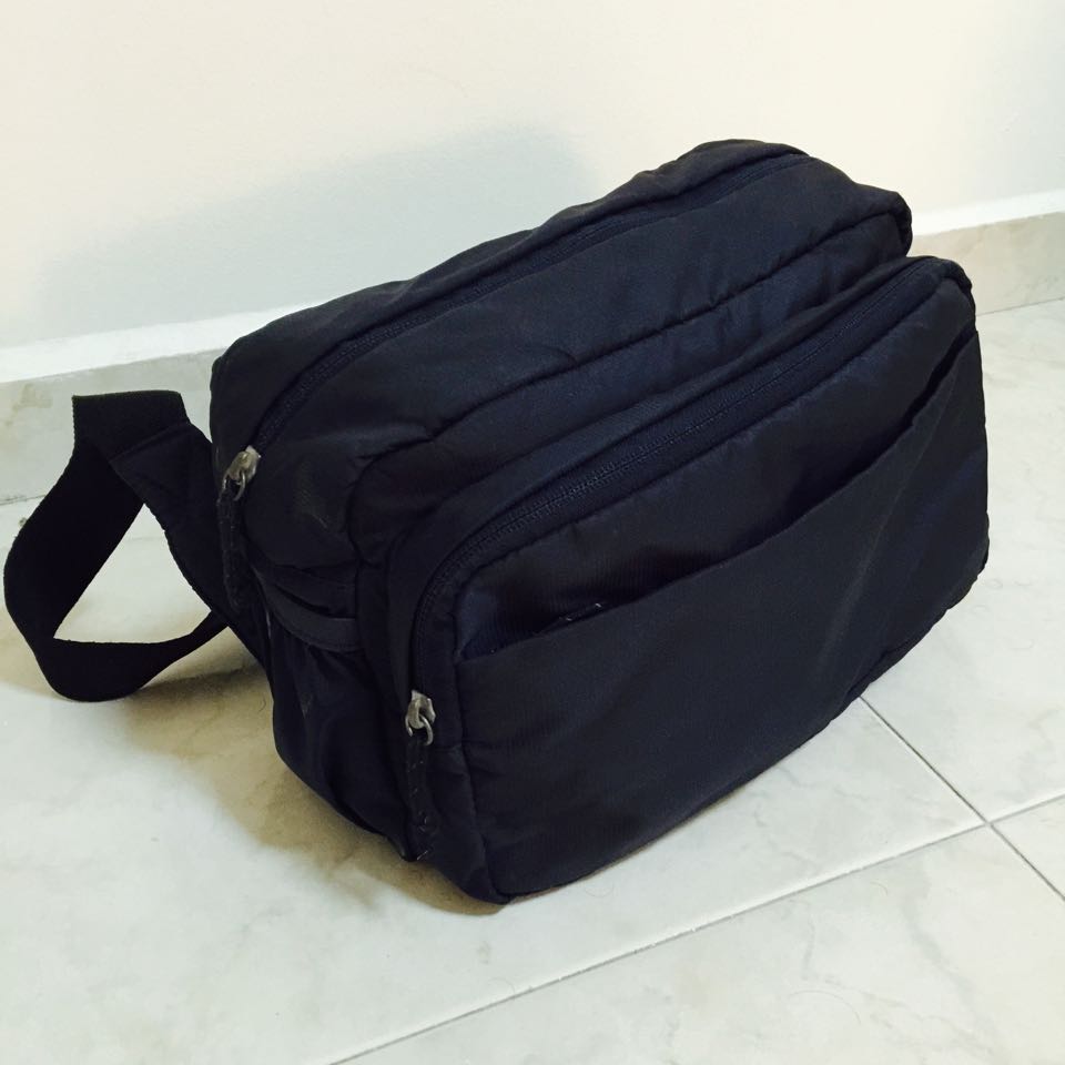 Uniqlo Sling Bag Men S Fashion On Carousell