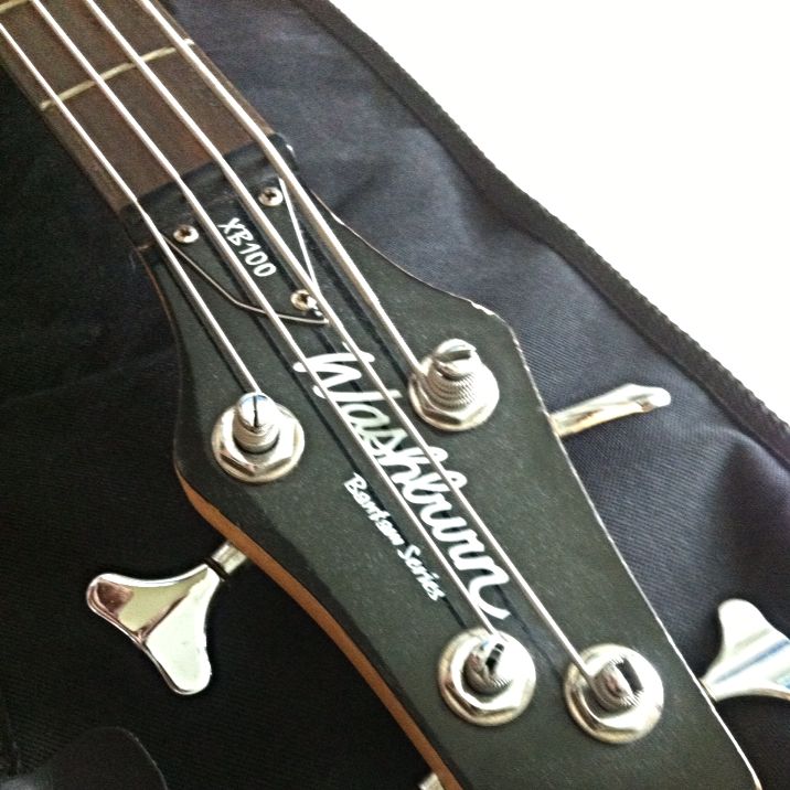 Washburn Bantam XB100 Bass Guitar, Hobbies & Toys, Music & Media