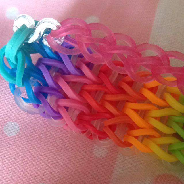 How to make a triple single bracelet on the rainbow loom. - B+C Guides