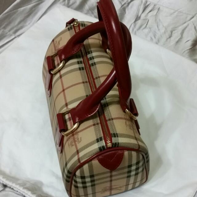 Burberry bag with red handle 2025