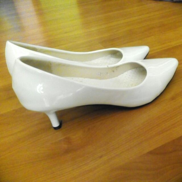 White court hotsell shoes round toe