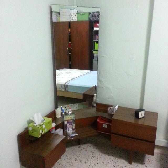 corner mirrored dressing table