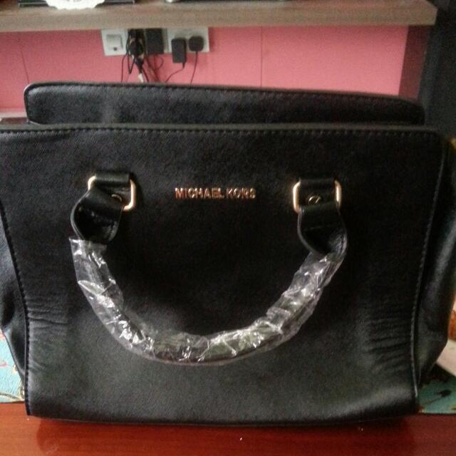Non Authentic Michael Kors Bag . Never Use Before Handle Still
