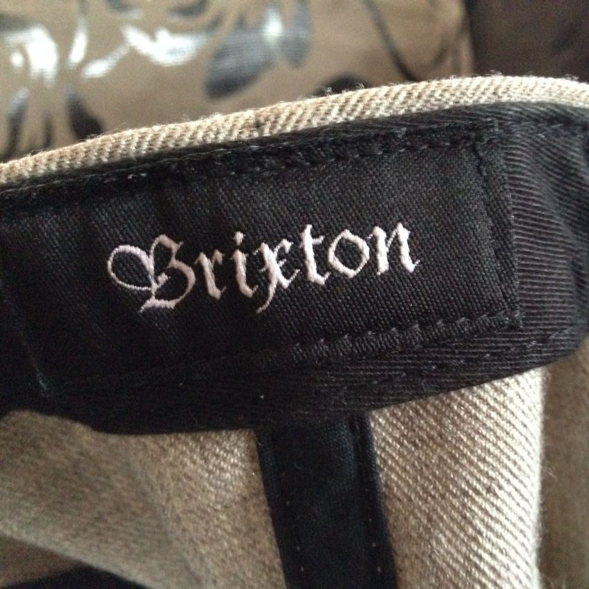 Brixton Cap (Category: Caps & Hats) located in Singapore. Submitted by kanghengxd (Listing ID 11040821, Image 3). Description: .