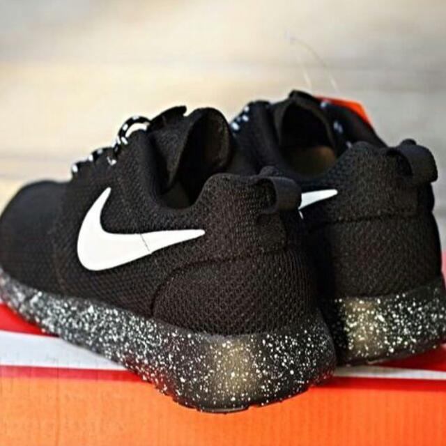 Nike roshe black galaxy best sale