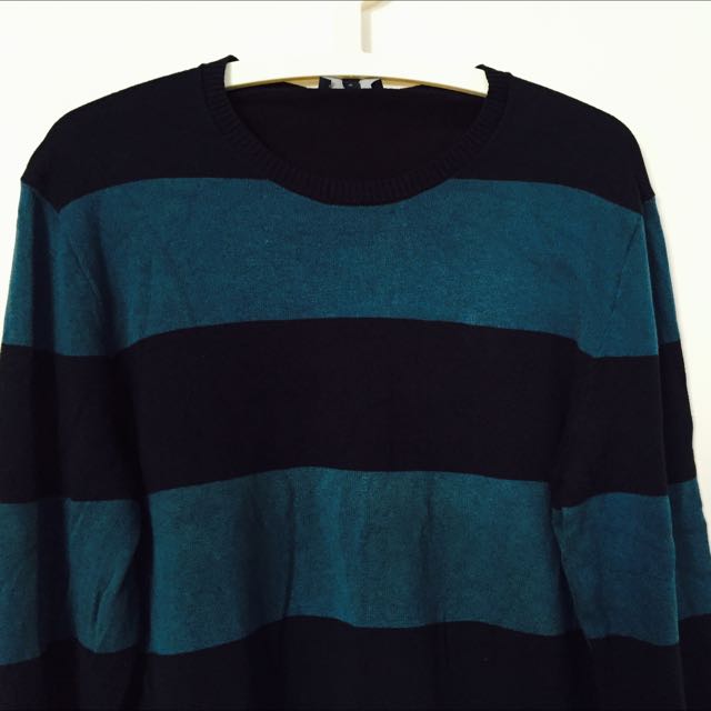 Gap Pullover (Category: Hoodies) located in Singapore. Submitted by sy45p (Listing ID 11405599, Image 2). Description: .