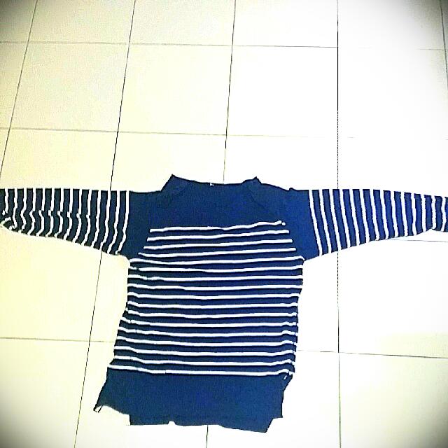Pullover (Category: Coats, Jackets and Outerwear) located in Singapore. Submitted by supply_demand (Listing ID 8969623, Image 2). Description: .