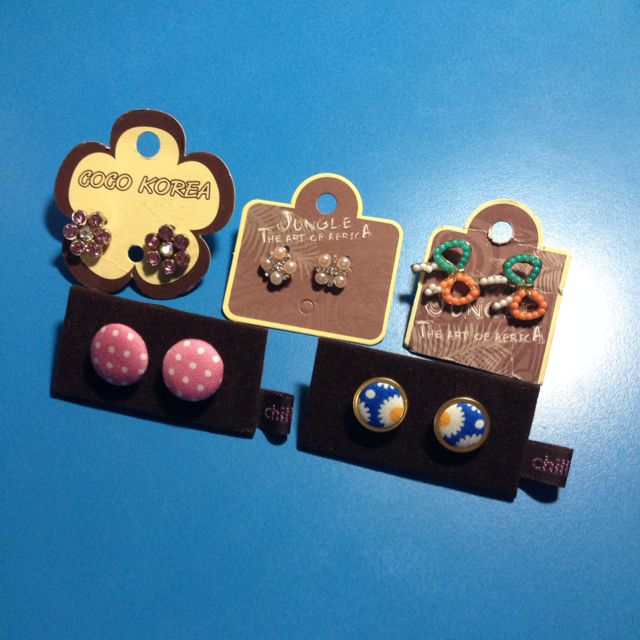 Assorted Earrings (Category: Earrings) located in Singapore. Submitted by lesterlim91 (Listing ID 12095213, Image 1). Description: .